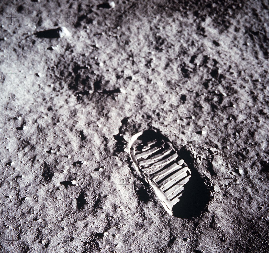 Dấu giày phi hành gia Apollo 11 trên Mặt Trăng